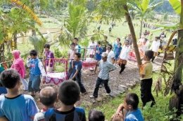 Gambar gotong royong di kampung