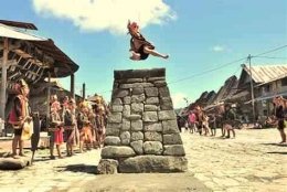 Gambar Lompat Batu sebagai tanda budaya Nias dan sudah diakui oleh NESCO pada tahun 2016