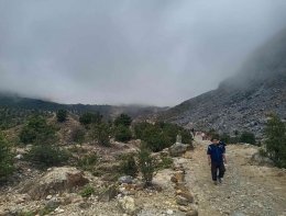 Saat berjalan kaki di Gunung Papandayan Garut, Senin (30/6/2025). | Dok. Pribadi/Jujun Junaedi
