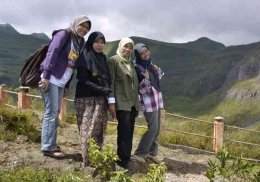 Jalan-jalan ke Kelud dengan teman satu peogram di Elfast dan satu camp di Logico. Sumber foto: dokpri