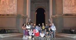 Jalan-jalan ke Simpang Lima Gumul Kediri dengan teman satu peogram di Elfast. Sumber foto: dokpri