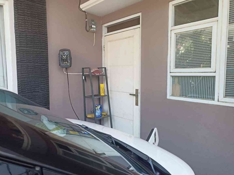 Ngecas mobil di rumah (foto: widikurniawan)