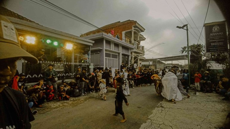 Para penari cilik Bantengan (sumber foto: Arai Amelya)