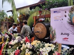 Bunga hasil budidaya petani bunga Bumiaji sebagai hiasan panggung  pertunjukan seni Bantengan. | Dokumen pribadi