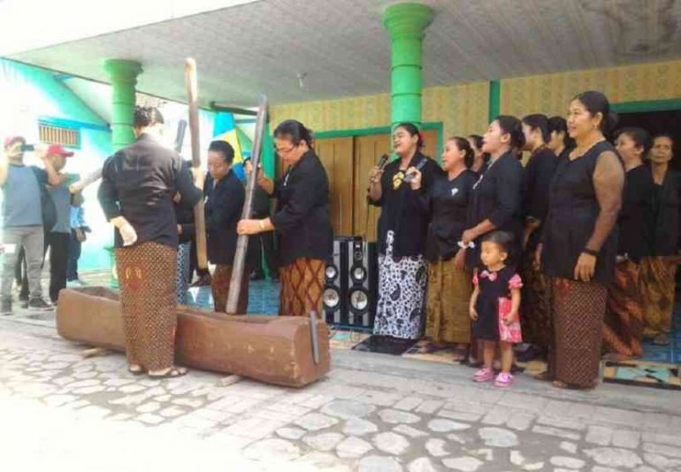 Salah satu penampilan dalam festival budaya Samin | www.komunita.id