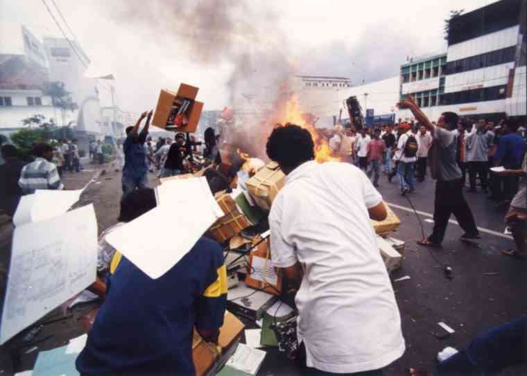 Kerusuhan Mei 1998 (Foto Kompas/Arbain Rambey)